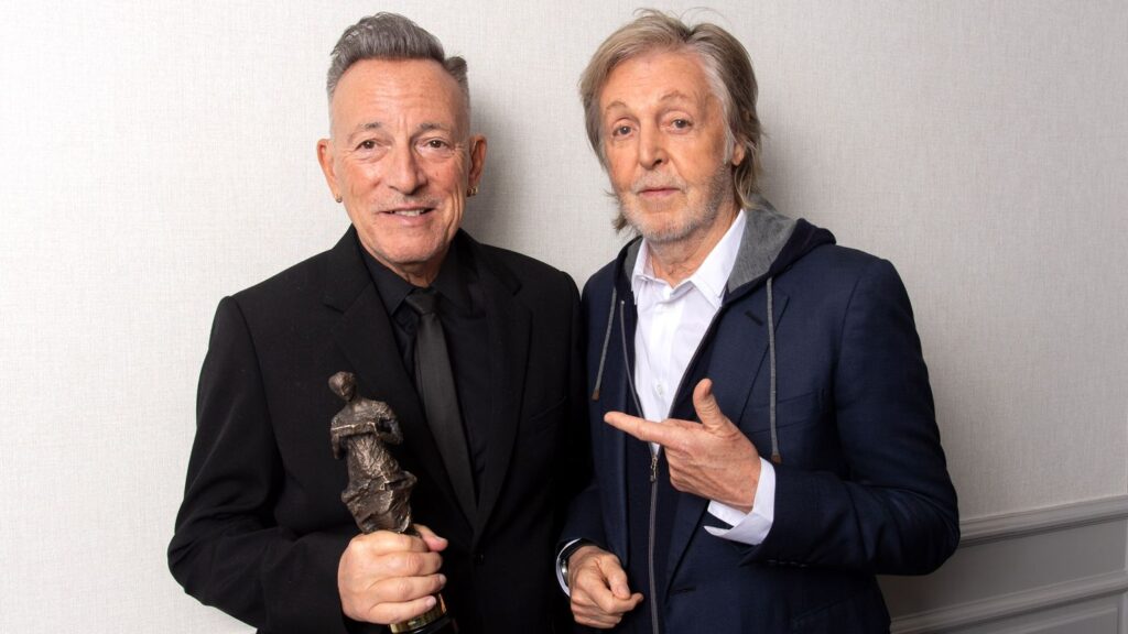 Βραβείο Ivor Novello στον Bruce Springsteen από τον Paul McCartney