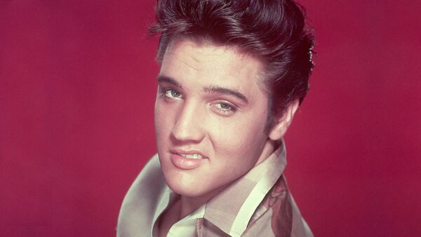 Σε δημοπρασία τα blue suede shoes του Elvis Presley