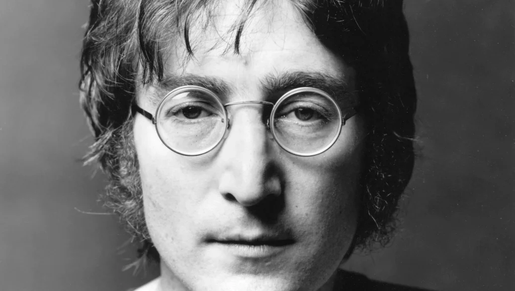 Σε δημοπρασία τα γυαλιά του John Lennon