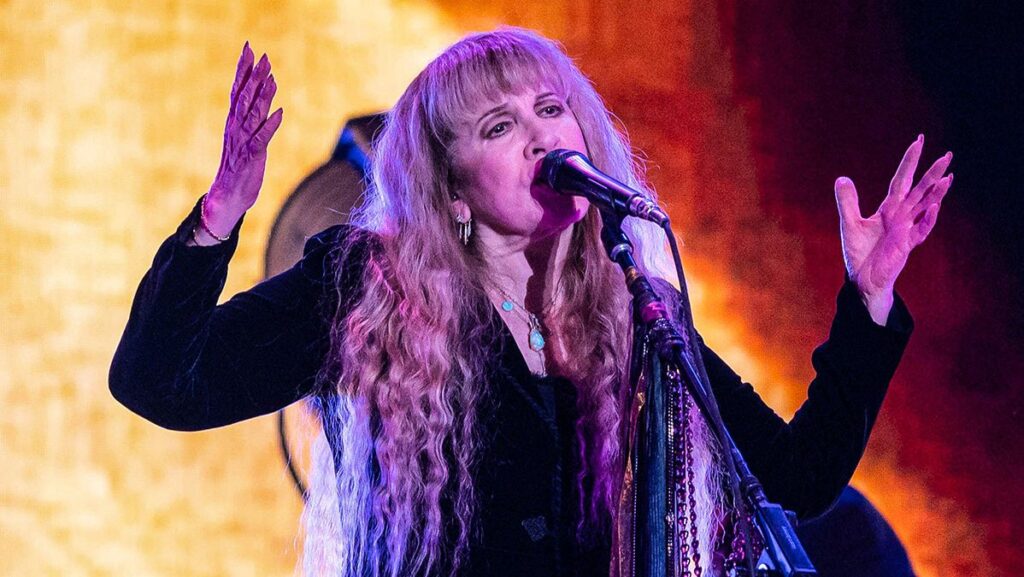 Stevie Nicks: Ανέβαλε δύο συναυλίες στο Ηνωμένο Βασίλειο λόγω τραυματισμού